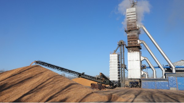 烘糧噸成本降至28元！300噸烘干塔用上秸稈直燃熱風(fēng)爐，相比燃煤一天節(jié)省一萬六！